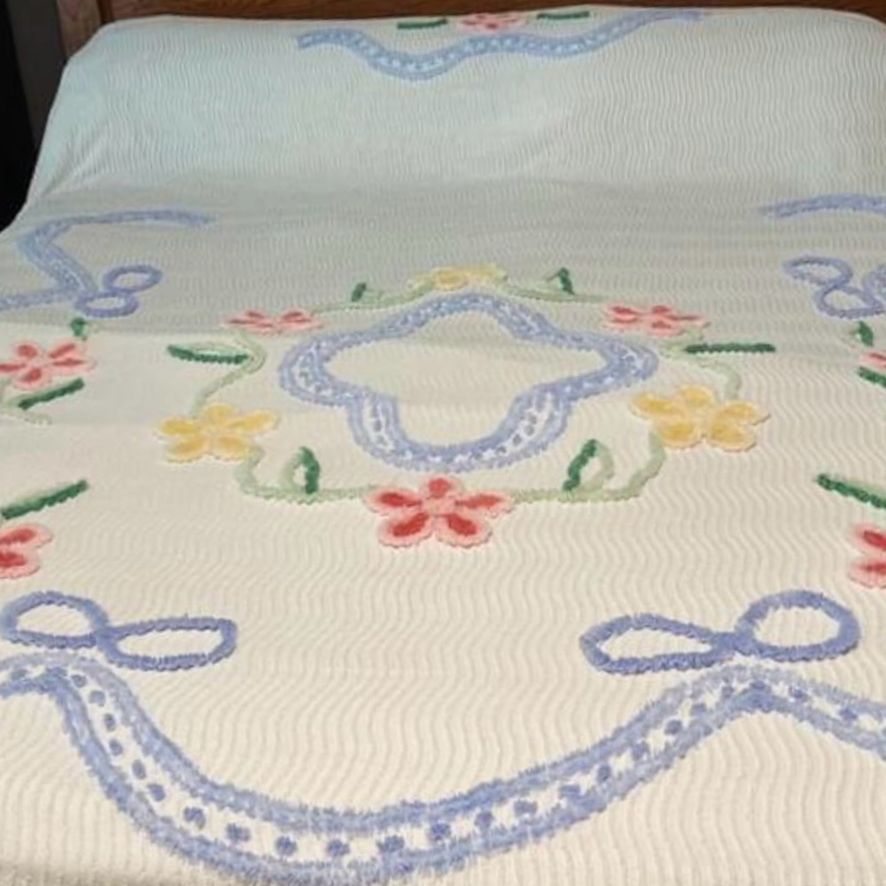 Vintage 1960 chenille bedspread. New condition, never used‼️ Queen size.